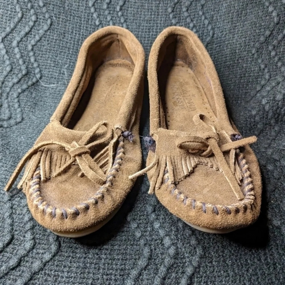 Minnetonka Size 6 Brown Leather Moccasins - Picture 2 of 8